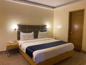 فندق صن ستار غراند  في مانيلا: غرفة نوم بسرير كبير في غرفة