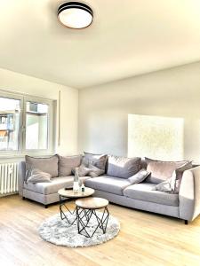 a living room with a couch and a table at Diamond Apartments: Residenz Dreiländereck nahe Flughafen in Herten