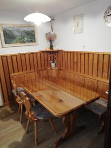 una mesa de madera y sillas en una habitación en Apartma pri Bregarju, en Bohinj