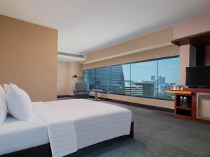 Televízia a/alebo spoločenská miestnosť v ubytovaní Manhattan Hotel Jakarta