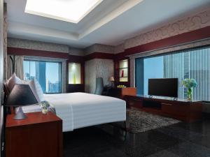 Televízia a/alebo spoločenská miestnosť v ubytovaní Manhattan Hotel Jakarta