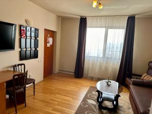 TV a/nebo společenská místnost v ubytování Panoramic Cetatuie
