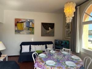 Posedenie v ubytovaní Apartamento con jardín a 11 metros de la playa. B1.