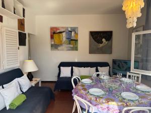 Televízia a/alebo spoločenská miestnosť v ubytovaní Apartamento con jardín a 11 metros de la playa. B1.