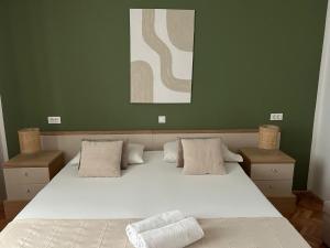 1 dormitorio con 1 cama blanca grande y 2 almohadas en Perina Apartment - free parking, en Dubrovnik