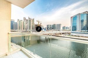- un balcon offrant une vue sur la ville dans l'établissement Fabulous luxurious 2BR in Damac Maison Prive, à Dubaï