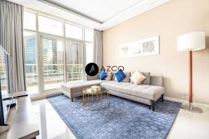- un salon avec un canapé et une table dans l'établissement Fabulous luxurious 2BR in Damac Maison Prive, à Dubaï
