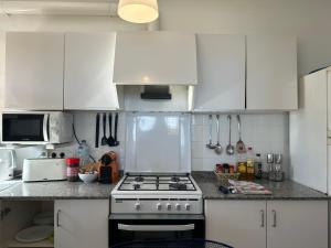 Kuchyňa alebo kuchynka v ubytovaní Apartamento con jardín a 11 metros de la playa. B1.