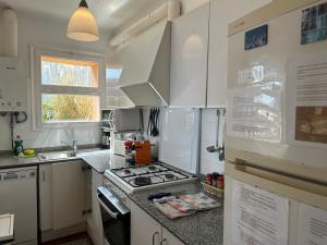 Kuchyňa alebo kuchynka v ubytovaní Apartamento con jardín a 11 metros de la playa. B1.