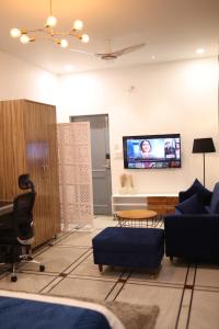 TV/trung tâm giải trí tại Gallivanto Inn - Rohini