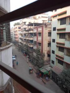 ダッカにあるLovely two bed flats by Dhaka Shahjalal Airportの建物から見える街並み