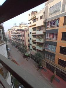 ダッカにあるLovely two bed flats by Dhaka Shahjalal Airportのアパートメントビルのバルコニーから景色を望めます。