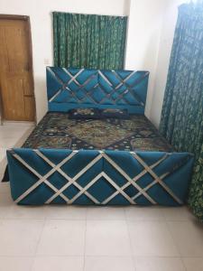 ダッカにあるLovely two bed flats by Dhaka Shahjalal Airportの青いフレームのベッド1台分です。
