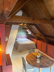 Zimmer mit einem Bett und einem Tisch im Dachgeschoss in der Unterkunft HOMESTEAD Amsterdam in Amsterdam