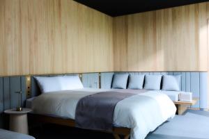 富士河口湖的住宿－GEN.（富士クラシックホテル），卧室配有一张带白色床单和枕头的大床。