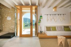 sala de estar con sofá y puerta abierta en Fincahotel Treurer - Olive Grove & Grand House - Adults Only en Algaida