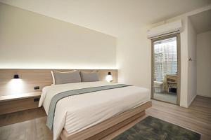 מיטה או מיטות בחדר ב-E11 Hotel