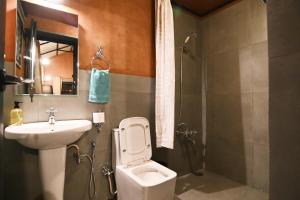 ein Bad mit einem WC, einem Waschbecken und einer Dusche in der Unterkunft Tenpy Tiny Scenic Garfield @ T-Stop, Coorg in Virajpet