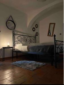 um quarto com uma cama e uma mesa com um espelho em Appartamento nel cuore di Campo Imperatore em Castel del Monte