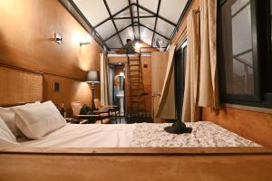 1 dormitorio con 1 cama grande en una habitación en Tenpy Tiny Scenic Garfield @ T-Stop, Coorg en Virajpet