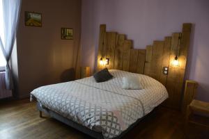 Anost的住宿－姆布利度假屋，一间卧室配有一张大床和木制床头板