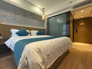 Ένα ή περισσότερα κρεβάτια σε δωμάτιο στο Orange Tree International Hotel Zhujiang New Town Huacheng Sqaure Branch - Free Shuttle Bus to Canton Fair Complex During Canton Fair Period