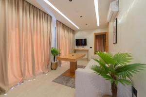 Appart Hôtel Rambla في مراكش: غرفة معيشة مع أريكة وطاولة