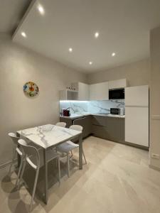 A kitchen or kitchenette at Flower Apartments