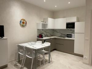 A kitchen or kitchenette at Flower Apartments