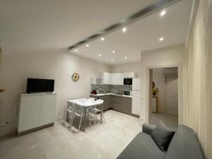 A kitchen or kitchenette at Flower Apartments