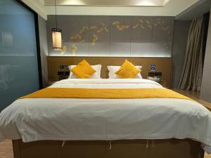 Ένα ή περισσότερα κρεβάτια σε δωμάτιο στο Orange Tree International Hotel Zhujiang New Town Huacheng Sqaure Branch - Free Shuttle Bus to Canton Fair Complex During Canton Fair Period