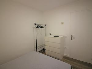 Apartamento Roses, 1 dormitorio, 4 personas - ES-228-110 في روساس: غرفة نوم بيضاء مع سرير وخزانة