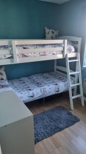 1 dormitorio con 2 literas y alfombra en 2 Bedroom 1st floor flat Brean, en Brean