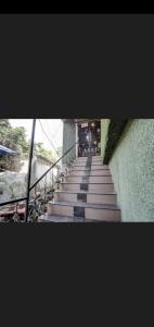uma escada que leva até um edifício com escadas brancas em Hotel Green Park em Mumbai
