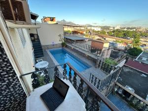 a laptop sitting on a balcony next to a swimming pool at Muito Confortável AP203p in Rio de Janeiro