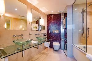 łazienka z 2 umywalkami i prysznicem w obiekcie Grand Hotel Prague Towers w Pradze
