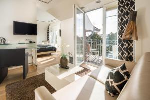 ein Wohnzimmer mit einem Sofa und einem Tisch in der Unterkunft Logierhus Langeoog in Langeoog