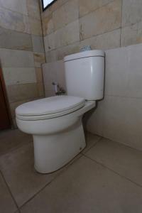 baño con aseo blanco en una habitación en OYO 93831 Penginapan Cisauk, en Tangerang