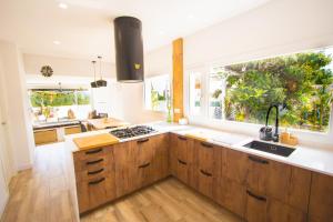 A kitchen or kitchenette at Tropical Oasis Costa Dorada with private pool