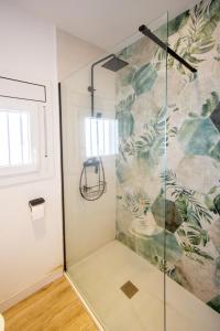 Ένα μπάνιο στο Tropical Oasis Costa Dorada with private pool
