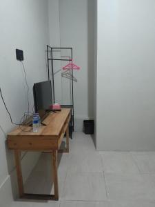 Televízia a/alebo spoločenská miestnosť v ubytovaní Jogja Amor Hotel