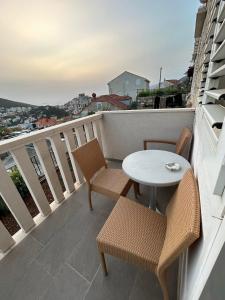 balcón con mesa y sillas en Perina Apartment - free parking, en Dubrovnik