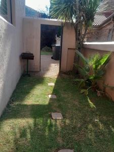 a garden with a table in the side of a building at Merensky house in Roodepoort