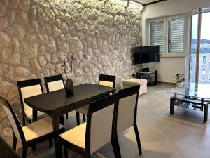 TV a/nebo společenská místnost v ubytování Perina Apartment - free parking