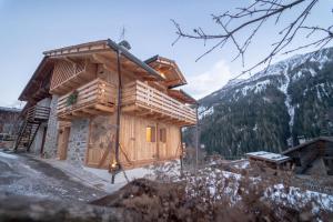 a log cabin in the mountains with snow at Mas del Mezdì - mountain chalet Val di Rabbi in Rabbi