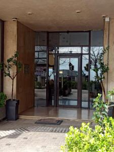 una entrada a un edificio con puertas de cristal en Kallaris Deluxe House, en Tesalónica