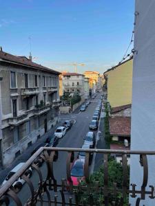 een uitzicht op een straat met geparkeerde auto's bij Città studi - Apartment in Milaan