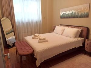 ein Schlafzimmer mit einem Bett mit Handtüchern darauf in der Unterkunft Kallaris Deluxe House in Thessaloniki