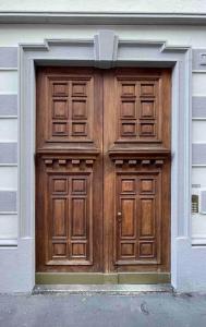 een grote houten deur op een gebouw bij Città studi - Apartment in Milaan