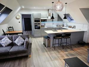 uma cozinha e sala de estar com um sofá e uma mesa em Melfort Pier & Harbour Resort em Kilmelfort